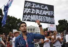 se benefician de DACA unos 690.000 jóvenes, conocidos como "soñadores" y que, gracias a ese plan, pueden trabajar y están protegidos de la deportación.