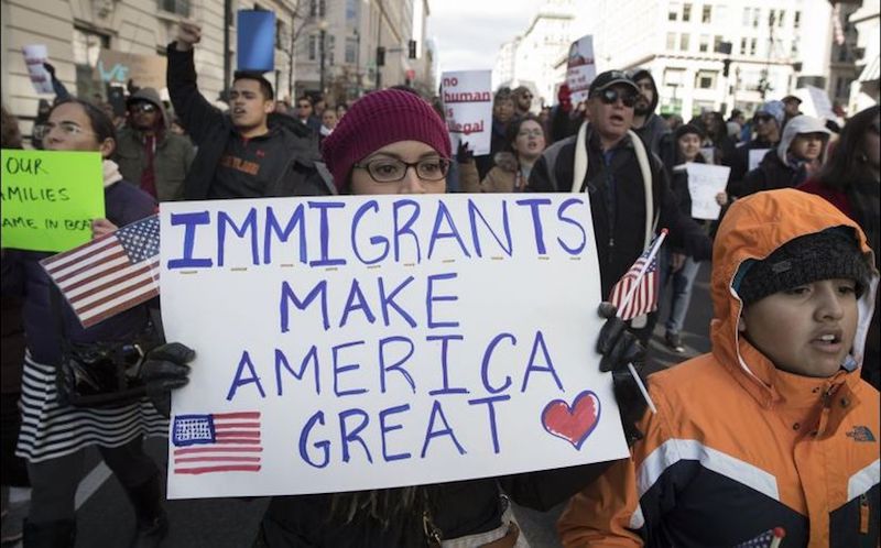 Las organizaciones en defensa de los derechos latinos califican la decisión de un juez federal de reactivar el programa migratorio DACA como "una gran derrota para el Gobierno de Trump"