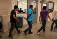 El Gobierno prepara una "trampa perfecta" para despojar a los indocumentados de toda protección y acelerar las deportaciones, en lo que denominaron "guerra contra los inmigrantes".