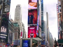Artista plástico español se apodera de las pantallas de Times Square Fotografía cedida donde se aprecia una obra del artista plástico español radicado en Miami, Domingo Zapata, en una de las gigantescas pantallas de la emblemática plaza neoyorquina de Times Square. Exponer obra en Times Square "es un honor grandísimo, a la vez que una responsabilidad", remarcó Zapata convertido en el primero en lograr apoderarse con su arte de un cotizado espacio publicitario en Nueva York