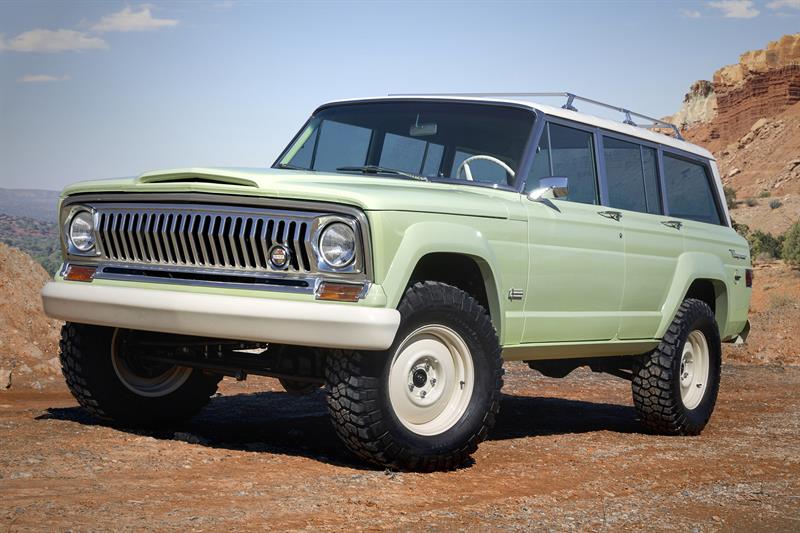 Fotografía promocional cedida de un Jeep Wagoneer Roadtrip, que utiliza un Wagoneer de 1965 restaurado y mejorado, uno de los prototipos presentados este año en el evento Easter Jeep Safari (EJS) que se celebra cada año durante la Semana Santa en la localidad estadounidense de Moab, en el estado de Utah (Estados Unidos). Desde hace 18 años, la marca Jeep participa en el Easter Jeep Safari, un evento creado por entusiastas de los todoterrenos y que para la marca del grupo Fiat Chrysler (FCA) se ha convertido en un auténtico laboratorio al aire libre. EFE/Jeep