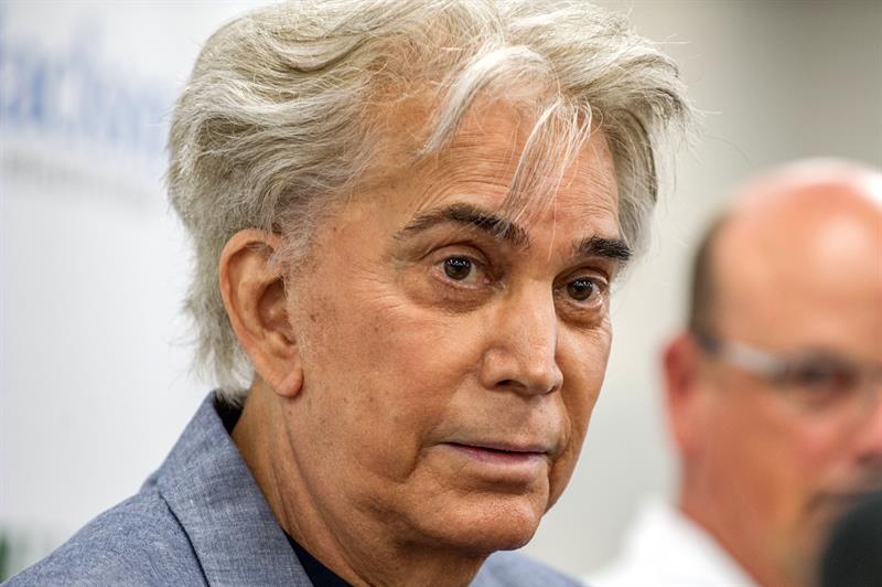 El cantante venezolano Jos&eacute; Luis Rodr&iacute;guez "El Puma" participa en una rueda de prensa celebrada hoy, viernes 20 de abril de 2018, en el hospital Jackson Memorial en Miami, Florida