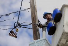 Cerca del 3 % de los clientes de la estatal Autoridad de la Energía Eléctrica (AEE) permanecen todavía sin servicio, cuando se van a cumplir 7 meses del paso del huracán María por Puerto Rico, que destrozó las infraestructuras del territorio caribeño.