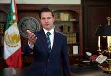 Fotografía cedida por la Presidencia de México que muestra al presidente de México, Enrique Peña Nieto, durante su mensaje al gobierno del presidente estadounidense, Donald Trump