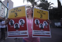 Estudiantes participan de una marcha protesta por los 3 estudiantes desaparecidos