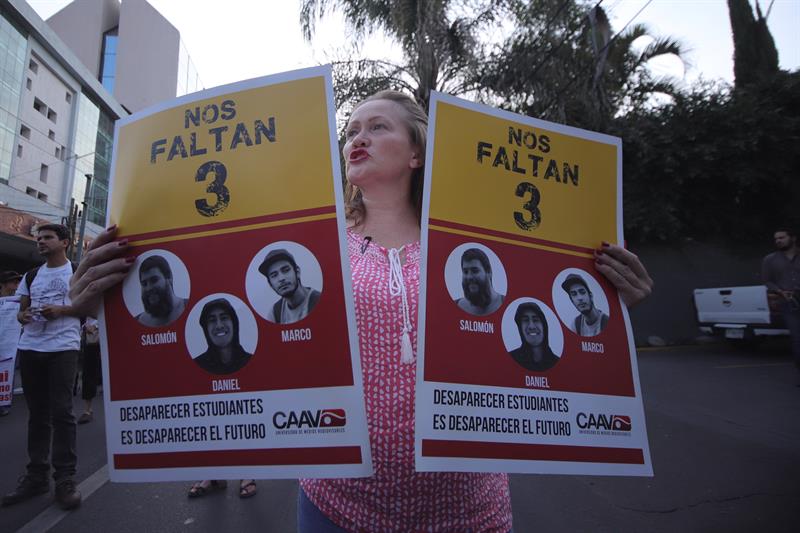 Estudiantes participan de una marcha protesta por los 3 estudiantes desaparecidos 