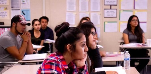 Más del 30% estudiantes latinos no terminan sus estudios universitarios pero sí quedan con una deuda grande para los siguientes años de su vida,