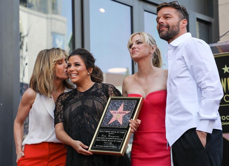La actriz Eva Longoria (2-i) posa con (i-d) las actrices Felicity Huffman, Anna Faris, y el cantante Ricky Martin sobre la estrella que recibi&oacute; en el Paseo de la Fama en Hollywood