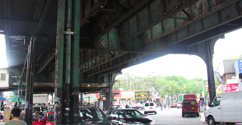 En algunos vecindarios de Nueva York como Jackson Heights y a lo largo de la Ave. Roosevelt, hasta la mitad de todo el tr&aacute;fico consiste en conductores que buscan estacionamiento.