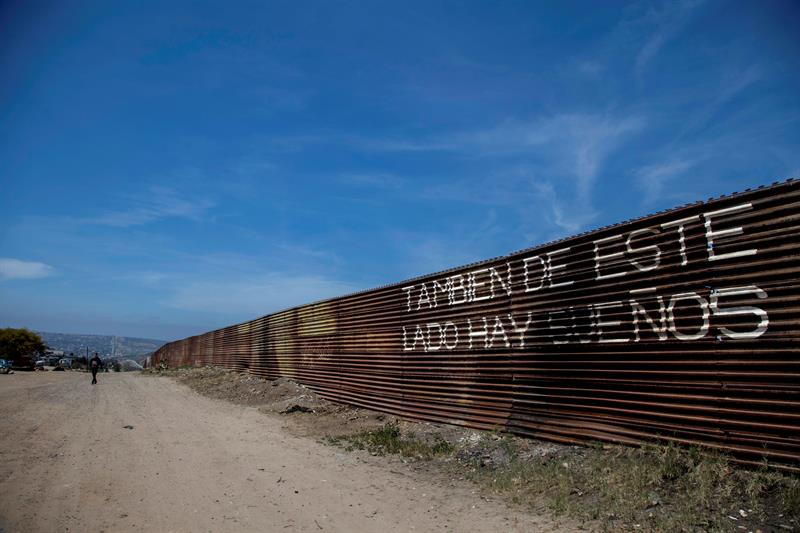 Vista de la valla que delimita el territorio mexicano y estadounidense