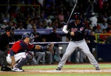 Yan Gomes (d) de Indios batea ante Mellizos el martes 17 de abril de 2018, en un juego de la MLB parte de Puerto Rico Series 2018 entre Indios de Cleveland y Mellizos de Minesota en el Estadio Hiram Bithorn en San Juan (Puerto Rico).