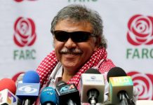 Fotografía de archivo del 9 de octubre de 2017 del miembro del partido Fuerza Alternativa Revolucionaria del Común (FARC) Jesús Santrich durante una rueda de prensa en Bogotá (Colombia).
