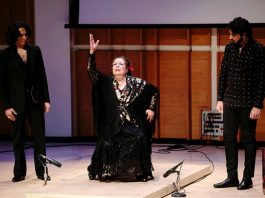 "La Chana" se saca una espina bailando sentada en Nueva York La bailarina española de flamenco gitano "La Chana" (c) actúa junto a Diego Amador (i) y Diego Amador Jr (d)