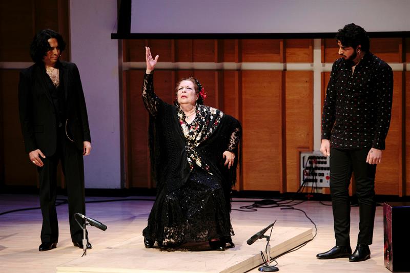 La bailarina espa&ntilde;ola de flamenco gitano "La Chana" (c) act&uacute;a junto a Diego Amador (i) y Diego Amador Jr (d) 
