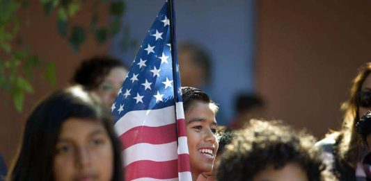 Marcados por los estereotipos y la discriminación, los latinos se ven obligados a buscar "visibilidad" en los medios de prensa, el cine y la cultura de Estados Unidos, dice el historiador y documentalista cubano Raúl Galván.