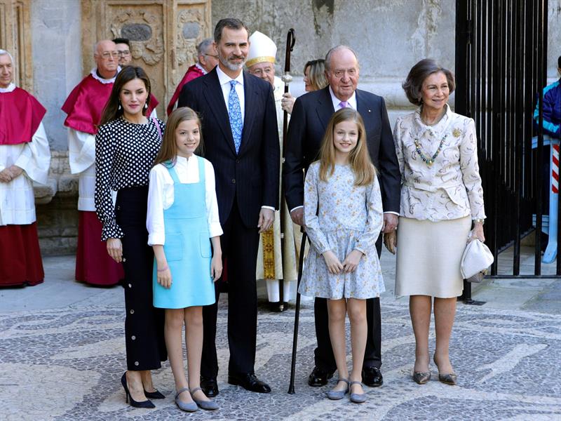  Los reyes Felipe y Letizia, sus hijas, la princesa Leonor y la infanta Sof&iacute;a, y los reyes don Juan Carlos y do&ntilde;a Sof&iacute;a