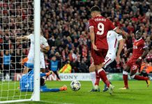 Roberto Firmino (c) del Liverpool anota el 4-0 durante el partido de ida de semifinales de la Liga de Campeones entre el Liverpool FC y la AS Roma que se juega hoy, martes 24 de abril de 2018, en el estadio de Anfield de Liverpool (Reino Unido).