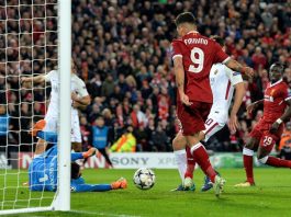 Roberto Firmino (c) del Liverpool anota el 4-0 durante el partido de ida de semifinales de la Liga de Campeones entre el Liverpool FC y la AS Roma que se juega hoy, martes 24 de abril de 2018, en el estadio de Anfield de Liverpool (Reino Unido).