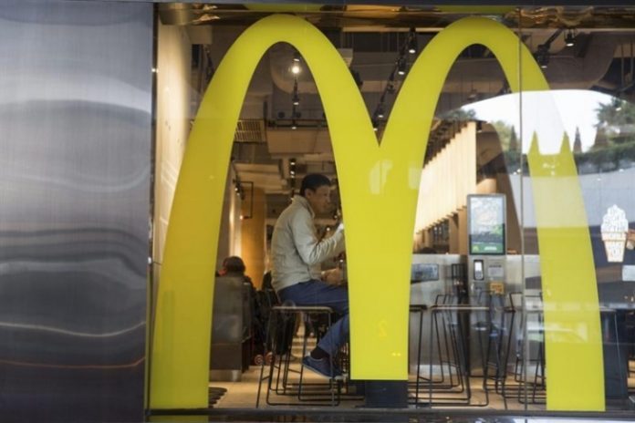 McDonald's Un grupo de trabajadoras de McDonald's presentaron hoy diez quejas a nivel federal por casos de acoso sexual ocurridos en restaurantes de esta cadena de comida rápida en Estados Unidos