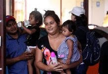 Migrantes centroamericanos toman un descanso en el albergue de la organización civil Juventud 2000 en la ciudad de Tijuana (México).