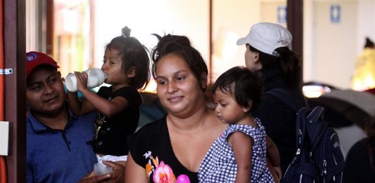 Migrantes centroamericanos toman un descanso en el albergue de la organización civil Juventud 2000 en la ciudad de Tijuana (México).