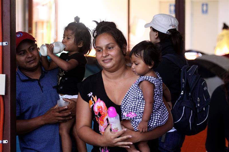 Migrantes centroamericanos toman un descanso en el albergue de la organizaci&oacute;n civil Juventud 2000 en la ciudad de Tijuana (M&eacute;xico). 