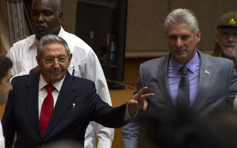 Fotograf&iacute;a cedida por Cubadebate que muestra al presidente de Cuba, Ra&uacute;l Castro (c-i), y al primer vicepresidente de Cuba, Miguel D&iacute;az-Canel (d), durante la sesi&oacute;n constitutiva de la IX legislatura de la Asamblea Nacional del Poder Popular (parlamento) hoy, mi&eacute;rcoles 18 de abril de 2018, en La Habana (Cuba). Cuba inici&oacute; hoy la hist&oacute;rica sesi&oacute;n parlamentaria donde se concretar&aacute;, a lo largo de dos jornadas, la salida de Ra&uacute;l Castro de la Presidencia del pa&iacute;s y en la que se designar&aacute; a su sucesor, con el primer vicepresidente Miguel D&iacute;az-Canel como principal favorito. A la sesi&oacute;n asiste Ra&uacute;l Castro, que fue recibido con "una cerrada ovaci&oacute;n", y que lleg&oacute; al acto acompa&ntilde;ado de D&iacute;az-Canel, ambos con traje y corbata. EFE/Cortes&iacute;a Cubadebate.