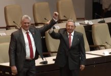 Captura de video del nuevo presidente de Cuba Miguel Díaz-Canel (i) junto al saliente presidente Raúl Castro (d) hoy, jueves 19 de abril de 2018, en La Habana (Cuba). Díaz-Canel, hasta ahora primer vicepresidente del Gobierno, fue elegido hoy presidente de Cuba por la Asamblea Nacional de la isla en sustitución del general Raúl Castro, quien se retira del poder tras doce años al frente del país.