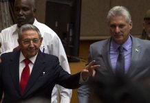 Fotografía cedida por Cubadebate que muestra al presidente de Cuba, Raúl Castro (c-i), y al primer vicepresidente de Cuba, Miguel Díaz-Canel (d), durante la sesión constitutiva de la IX legislatura de la Asamblea Nacional del Poder Popular (parlamento) hoy, miércoles 18 de abril de 2018, en La Habana (Cuba). Cuba inició hoy la histórica sesión parlamentaria donde se concretará, a lo largo de dos jornadas, la salida de Raúl Castro de la Presidencia del país y en la que se designará a su sucesor, con el primer vicepresidente Miguel Díaz-Canel como principal favorito. A la sesión asiste Raúl Castro, que fue recibido con "una cerrada ovación", y que llegó al acto acompañado de Díaz-Canel, ambos con traje y corbata. EFE/Cortesía Cubadebate.