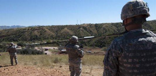 Guardia Nacional estadounidense patrullando en la ciudad fronteriza de Nogales, Arizona.