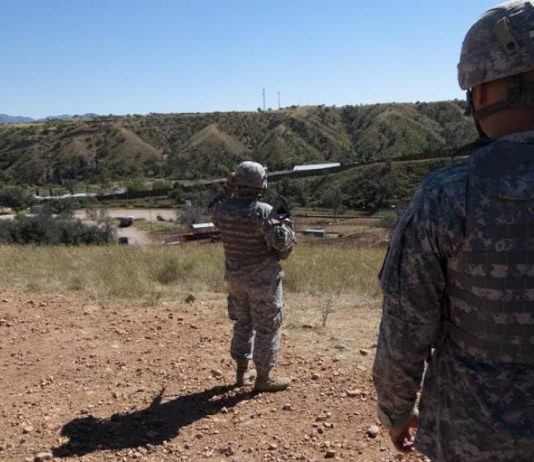 Guardia Nacional estadounidense patrullando en la ciudad fronteriza de Nogales, Arizona.