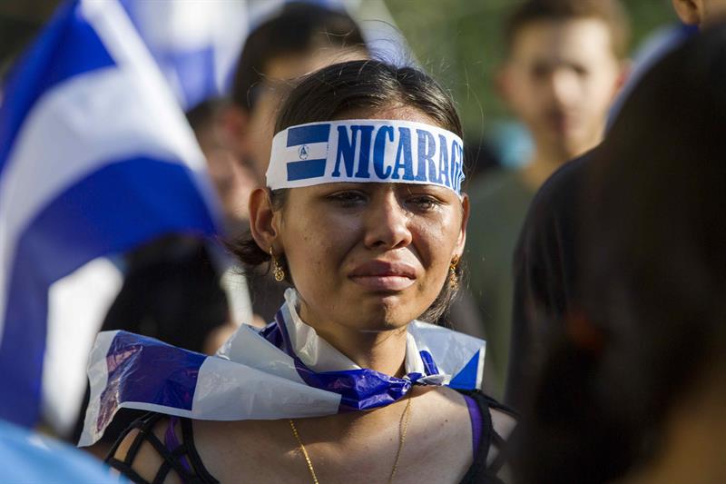 Una joven llora durante una marcha para exigir la liberaci&oacute;n de j&oacute;venes detenidos en las protesta de la semana pasada hoy, 25 de abril de 2018, durante una jornada de manifestaciones que inicio el pasado mi&eacute;rcoles, en Managua (Nicaragua). 