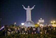 Nicaragüenses marchan para pedir justicia por muertes en los enfrentamientos Decenas de personas rinden tributo a los fallecidos durante las protestas de la última semana en una marcha en Managua (Nicaragua).