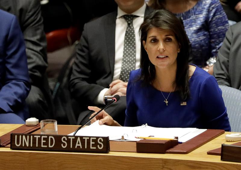 La embajadora de los Estados Unidos ante la ONU, Nikki Haley, se dirige a una reunión del Consejo de Seguridad sobre la situación en Siria en la sede de las Naciones Unidas en Nueva York