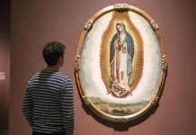 Una persona observa la obra "Virgen de Guadalupe y vista del valle de México" (1739) de José de Ibarra, hoy, lunes 23 de abril de 2018, durante una presentación a la prensa de la exposición "Pintado en México, 1700-1790: Pinxit Mexici" en el Museo Metropolitano de Nueva York (MET), en Nueva York