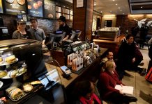 Starbucks cerrará sus locales para educar contra el racismo Miembros del movimiento "POWER Interfaith" (PODER Interconfesional) protestan en una cafetería Starbucks en el centro de Filadelfia