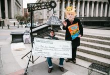 Manifestantes se reúnen en Foley Square con máscaras de personajes en una representación en protesta por el Tax Day en Nueva York, Nueva York,