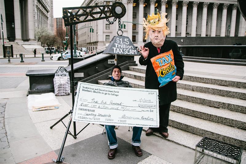 Manifestantes se reúnen en Foley Square con máscaras de personajes en una representación en protesta por el Tax Day en Nueva York, Nueva York,