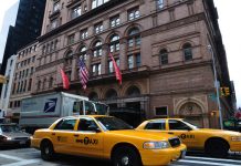 Taxistas consideran presupuesto de Nueva York un nuevo golpe a sus bolsillos El gobernador Andrew Cuomo anunció la aprobación de un presupuesto de 168.300 millones de dólares para el año fiscal 2019, que incluye un recargo de 2,50 dólares para los usuarios de taxis amarillos.