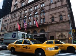 El gobernador Andrew Cuomo anunció la aprobación de un presupuesto de 168.300 millones de dólares para el año fiscal 2019, que incluye un recargo de 2,50 dólares para los usuarios de taxis amarillos.