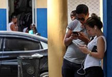 El uso desmesurado de aparatos electrónicos constituye una "disrupción" de la "comunicación en familia" y contribuye al aislamiento de los miembros de la familia
