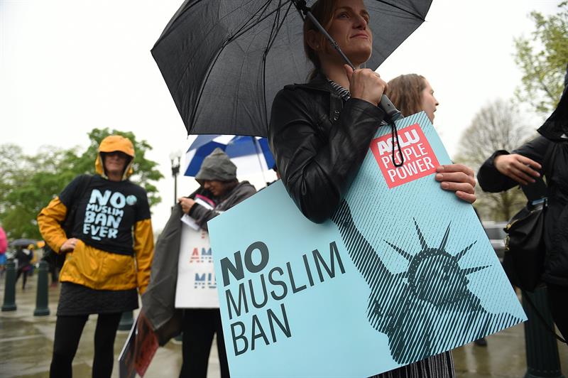 Una manifestante sostiene una pancarta en la que se lee "No a la prohibici&oacute;n musulmana" durante una protesta en las inmediaciones del Tribunal Supremo en Washington DC (Estados Unidos) hoy, 25 de abril de 2018.