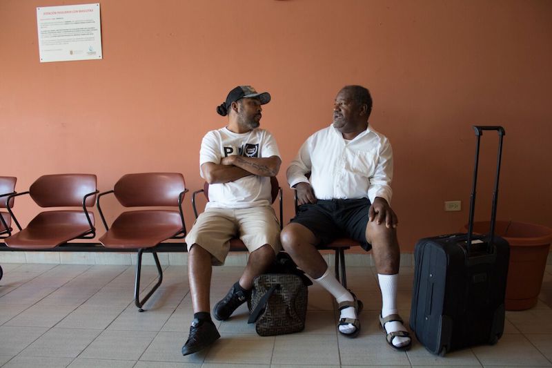 Desde que el hurac&aacute;n Mar&iacute;a arras&oacute; con el hospital de Vieques y el centro de di&aacute;lisis, Joe Garc&iacute;a y Radam&eacute;s Cabral Trinidad han tenido que recibir el tratamiento renal que los mantiene vivos en la isla principal de Puerto Rico. Tiene que volar tres veces por semana a este aeropuerto en Ceiba. Sus maletas tienen frazadas, almohadas y chaquetas para que est&eacute;n c&oacute;modos durante la di&aacute;lisis. (Carmen Heredia Rodriguez/KHN)