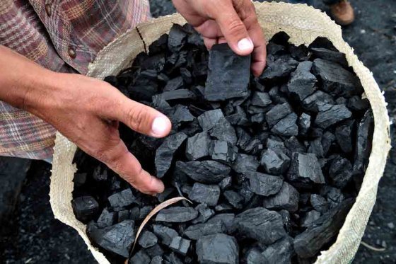 carbon Ambientalistas contra el depósito de cenizas de carbón en Puerto Rico, exigieron a la empresa Applied Energy Systems (AES) que acepte su responsabilidad por la contaminación del agua subterránea con residuos de carbón en su planta de Guayama.(foto de twitter).