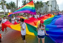 La siempre festiva Miami Beach sacó lustre hoy al brillo multicolor de las banderas del arco iris y entonó mensajes reivindicativos en la Marcha del Orgullo gay