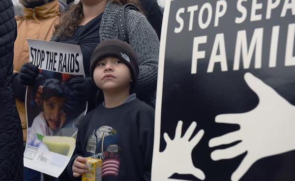 Un artículo publicado en el diario The New York Times detalla que más de 700 niños han sido separados de los adultos al llegar a la línea fronteriza entre ambos países desde octubre de 2017, de los cuales al menos 100 son menores de 4 años.