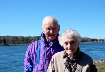 ¿Hay una forma normal de envejecer? Científicos la explican década por década Caroline Mayer, con su esposo, Ed, en Cape Cod Canal, a comienzos de 2018. (Cortesía de Caroline Mayer)
