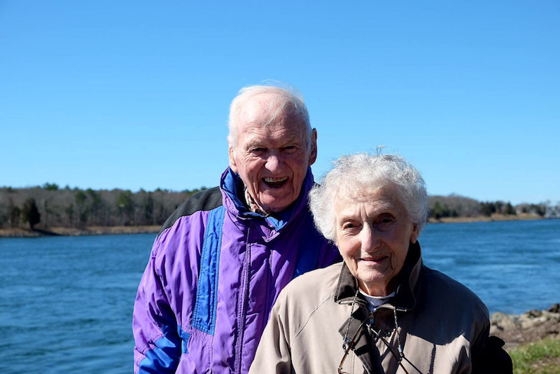 Caroline Mayer, con su esposo, Ed, en Cape Cod Canal, a comienzos de 2018. (Cortes&iacute;a de Caroline Mayer)