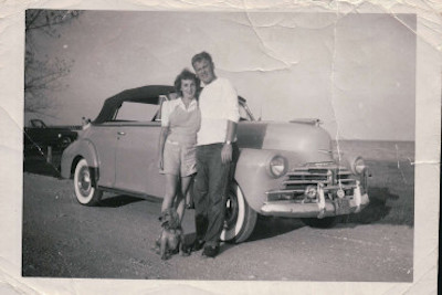 Caroline y Ed Mayer durante un viaje por West Virginia en 1950. (Cortes&iacute;a de Caroline Mayer)