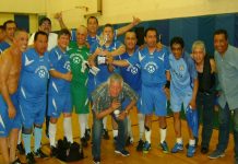 Integrantes del Juvenil Platense acompañados de su técnico William "Cepillin" Aviles y su asistente Armando Rivero. Amen de su líder Lester Franco, aquí los vemos posando con el trofeo que los identifica como bi-campeones categoría Cincuentas en la prestigiosa Cristo del Consuelo Soccer League. (Foto: Buki Chapin)